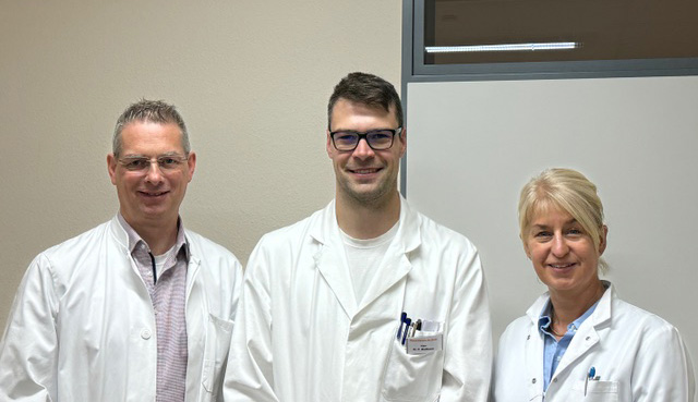 Kaffeetasse und Laptop